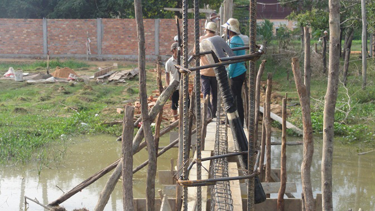 Arbeiter beim Bau der Mauer auf der Rückseite