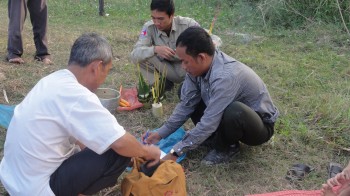 Buddhistisches Ritual auf unserem Grundstück