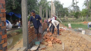 Die Arbeiter werken an der Eingangsseite der Mauer