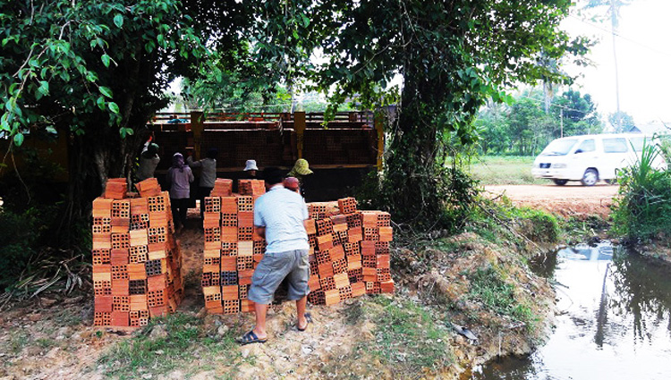 Die Mauer wird gebaut | Lieferung der Ziegel