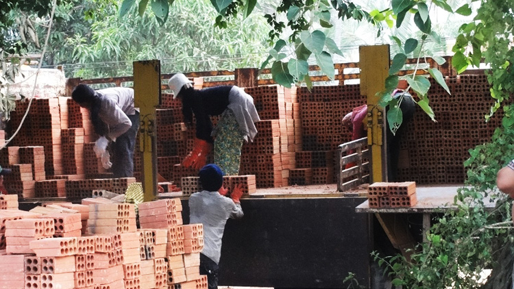 Die Mauer wird gebaut | Lieferung der Ziegel