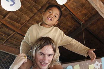 Markus Stiefelbauer mit kambodschanischen Waisenkind