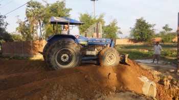 Traktor bearbeitet das Erdreich