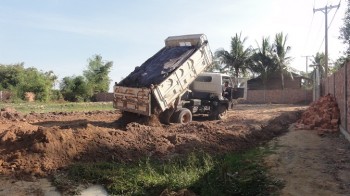 LKW ladet Erdreich ab