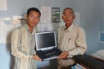 Savong übergibt Laptop an Bürgermeister
