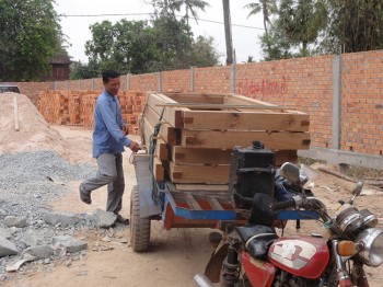 Ein Arbeiter bringt mehr Holz