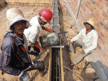 Arbeiter betonieren das Fundament