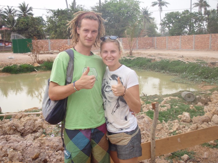 Dominik und Bernadette auf unserem Grundstück