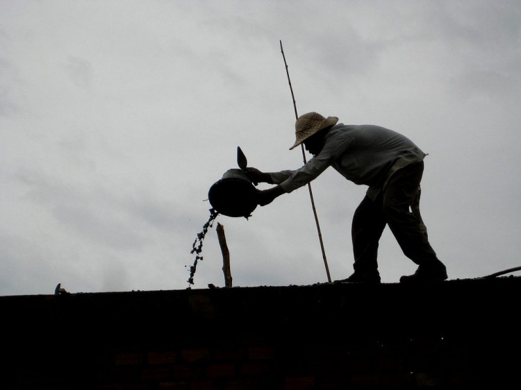 Arbeiter füllt die Schalung mit Beton