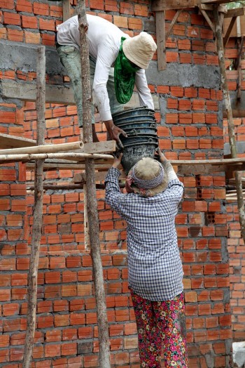 Arbeiter helfen zusammen