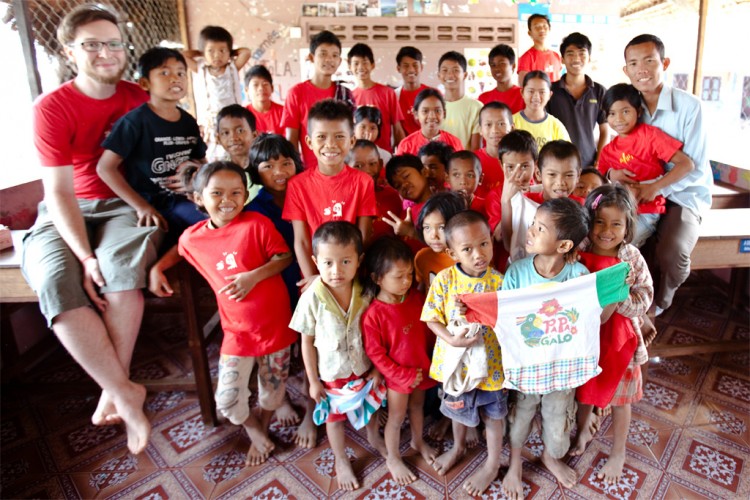 Christoph und Savong mit den Waisenkindern