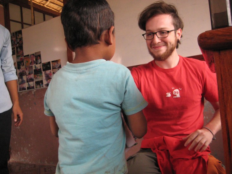 Christoph überreicht den Kindern T-Shirts vom Verein Schräg