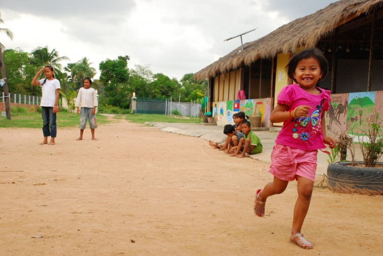 Fröhliches Waisenkind im Savong Orphan Centre