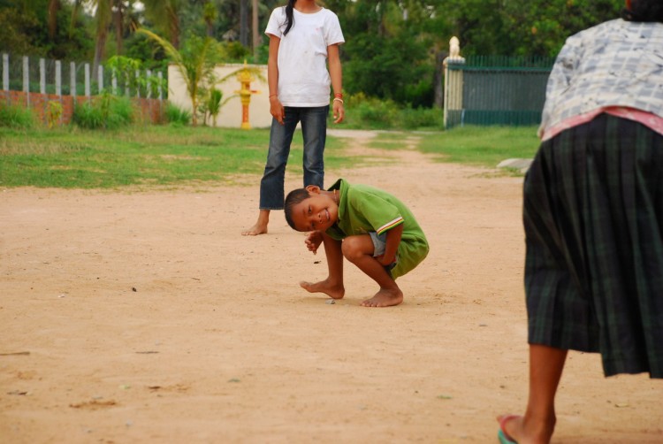 Fröhliches Waisenkind im Savong Orphan Centre