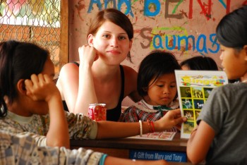 Birgit mit Waisenkindern im Savong Orphan Centre