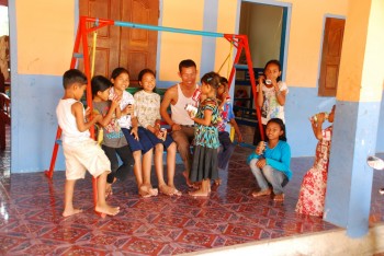 Savong mit den Waisenkindern