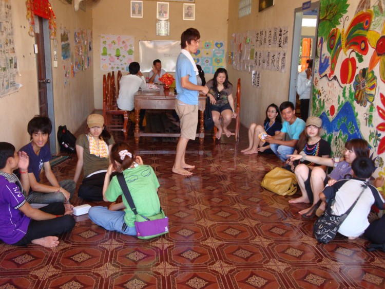 Japanische Voluntäre in der Savong School