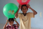 Zwei glückliche Kinder mit Gummibällen