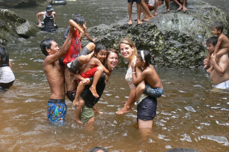 Kinder spielen im Wasser