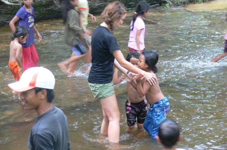 Kinder spielen im Wasser