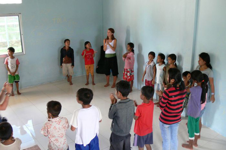 Kinder bilden einen Tanzkreis