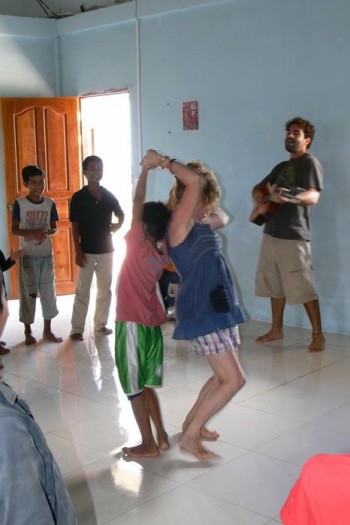 Die Kinder beim Tanzen