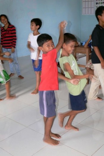 Die Kinder beim Tanzen