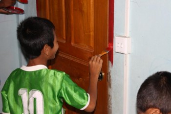 Kinder bei den Vorbereitungsarbeiten für die Eröffnung