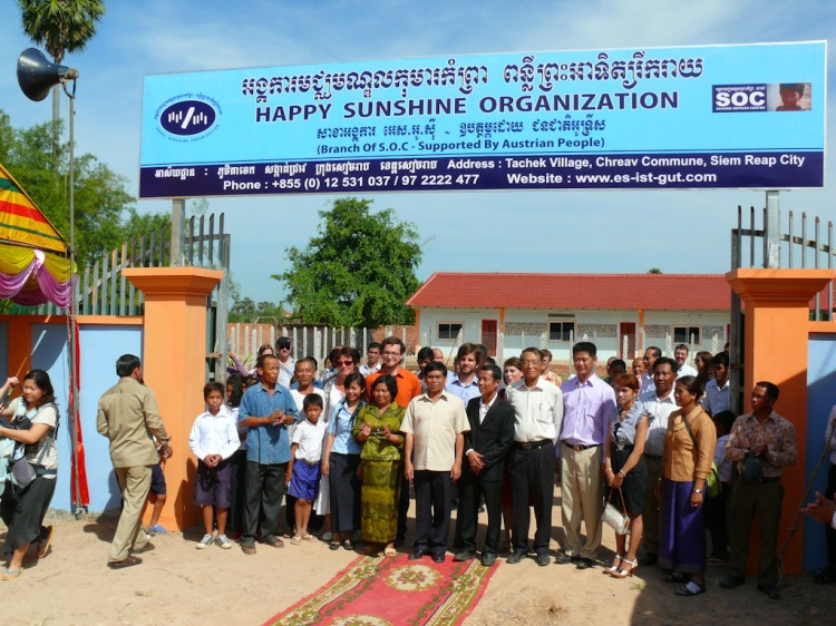 Gruppenfoto bei der Eröffnung des Waisenhauses