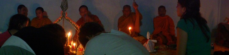 Ein Mönch bei der Segnung