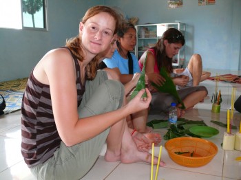 Simone beim basteln der buddhistischen Kerzen