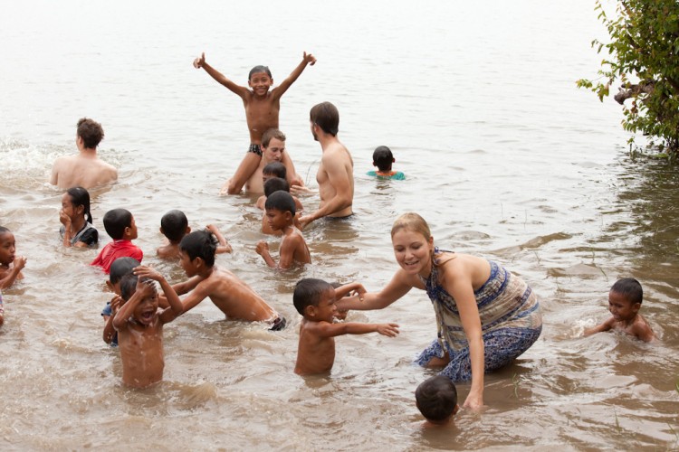 Die Kinder im Baray Lake