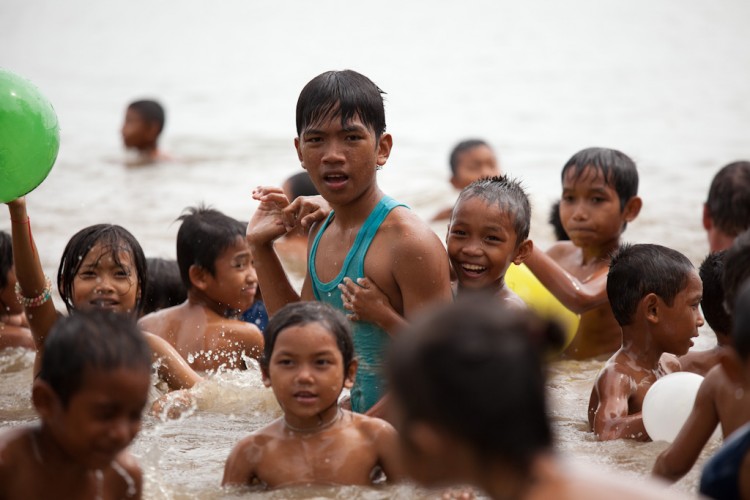 Die Kinder im Baray Lake