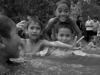 Die Kinder beim Baden am Baray Lake