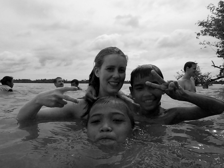 Vicky und die Kinder beim Baden am Baray Lake