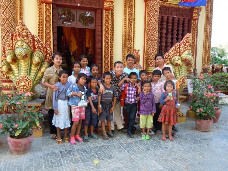 Savong und die Waisenkinder vor einem Tempel