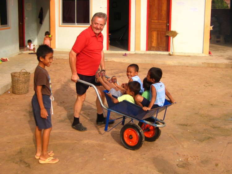 Herbert mit Kindern im Waisenhaus