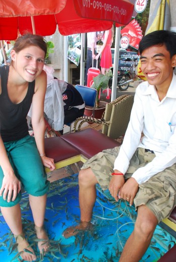 Seyha und Birgit bei der Fishmassage