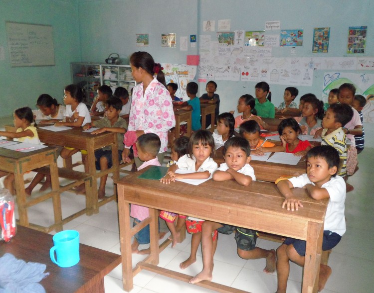 Kinder aus der Umgebung in unserem Klassenraum