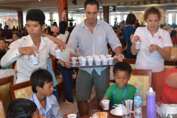 Jamie verteilt das Trinken an die Kinder