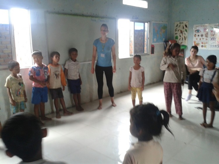 Waltraud und die Kinder beim Spielen