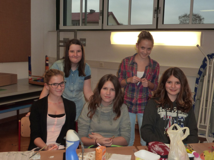 Schülerinnen basteln für den guten Zweck