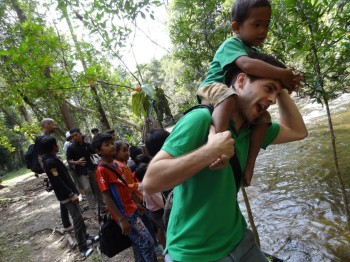 Dominik mit den Kindern am Weg zum Kulen Mountain