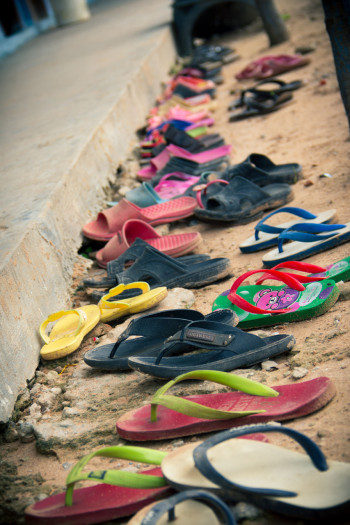Schuhe vor dem Klassenraum
