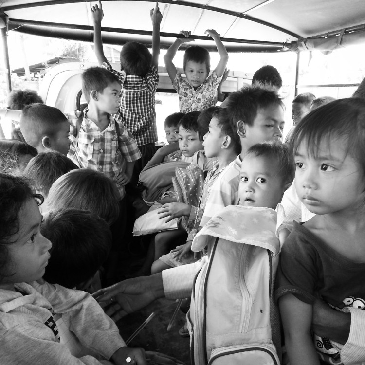 Die Kinder werden mit unserem Truck zurück nach Hause gebracht